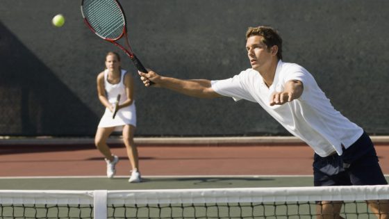 man en vrouw aan het tennissen